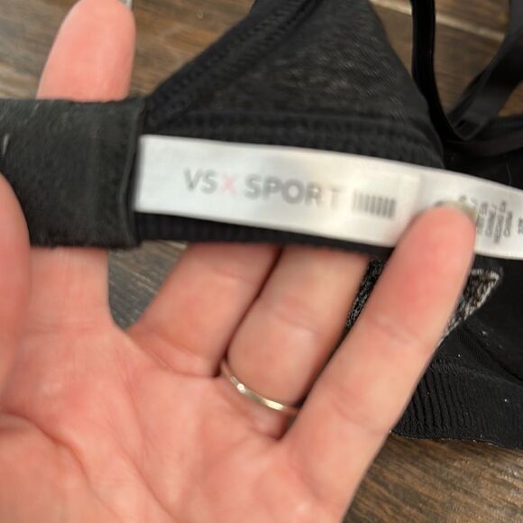 🏋️♀️✨ Victoria’s Secret Sports Bra - Size 32B - Black and Gray - Picture 4 of 4